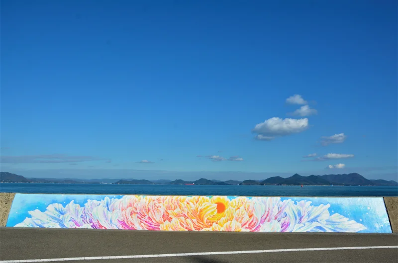 防波堤アート「天（そら）の花」